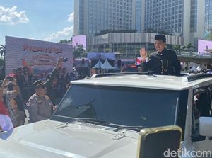 Lambaian Tangan Jokowi Saat Pamitan ke Rakyat di Bundaran HI