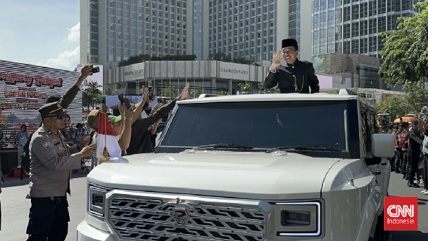 Presiden ketujuh RI Joko Widodo menyapa warga di Bundaran HI