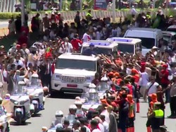 Video: Momen Prabowo Salami Warga saat Konvoi ke Istana