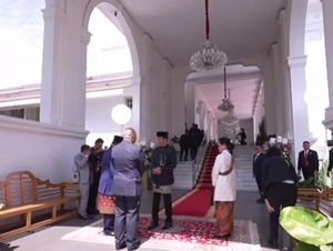 Video Momen Pisah-Sambut Jokowi dan Prabowo di Istana Negara Video Momen Pisah-Sambut Jokowi dan Prabowo di Istana Negara