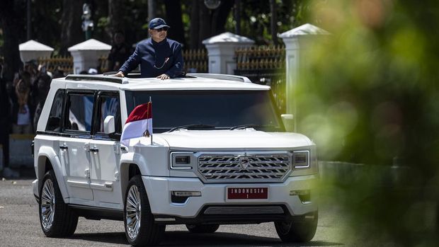 Presiden Prabowo Subianto berdiri di sunroof Pindad Maung Garuda saat tiba di kompleks Istana Merdeka, Jakarta, Minggu (20/10/2024). Prabowo Subianto dan Gibran Rakabuming Raka resmi menjabat sebagai Presiden dan Wakil Presiden Republik Indonesia masa bakti 2024-2029. ANTARA FOTO/Aprillio Akbar/YU