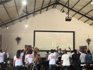 Nobar Pelantikan Presiden, Relawan di Medan Teriakkan Prabowo 2 Periode Nobar Pelantikan Presiden, Relawan di Medan Teriakkan Prabowo 2 Periode