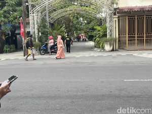 Dari Blitar Lusi Datangi Kediaman Jokowi di Sumber Solo: Ingin Bertemu-Salaman Dari Blitar Lusi Datangi Kediaman Jokowi di Sumber Solo: Ingin Bertemu-Salaman