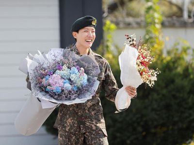 Senyum Bahagia J-Hope BTS Saat Selesai Wajib Militer