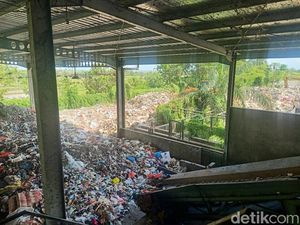 Terbelit Utang, 60 Pekerja Pemilah Sampah di TPST Jembrana Dirumahkan