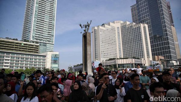 Suasana di Bundaran HI Jelang Pelantikan Prabowo-Gibran