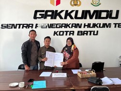 Tim Nurochman-Heli Suyanto Lapor Bawaslu Kota Batu Dugaan Pengrusakan APK