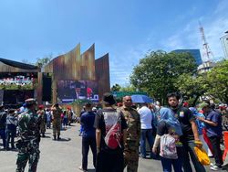 Warga Nonton Bareng Pelantikan Prabowo-Gibran di Pangung Depan Istana