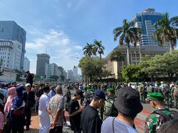 Warga Padati Kawasan Patung Kuda Jelang Pesta Rakyat Pelantikan Presiden