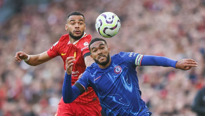 LIVERPOOL, ENGLAND - OCTOBER 20: Chelseas Reece James shields the ball from  Liverpools Cody Gakpo during the Premier League match between Liverpool FC and Chelsea FC at Anfield on October 20, 2024 in Liverpool, England. (Photo by Alex Dodd - CameraSport via Getty Images)