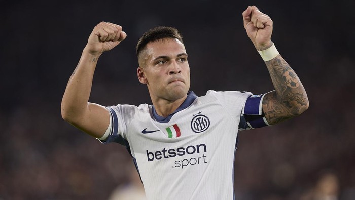 ROME, ITALY - OCTOBER 20: Lautaro Martinez of FC Internazionale  celebrates after scoring his teams first goal during the Serie A match between AS Roma and FC Internazionale at Stadio Olimpico on October 20, 2024 in Rome, Italy. (Photo by Emmanuele Ciancaglini/Ciancaphoto Studio/Getty Images)