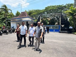 Aksi Anggota DPRD Kota Kediri Protes AKD dengan Tutup Pintu Masuk Gedung