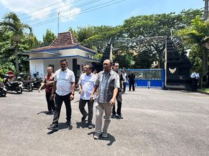 Aksi Anggota DPRD Kota Kediri Protes AKD dengan Tutup Pintu Masuk Gedung Aksi Anggota DPRD Kota Kediri Protes AKD dengan Tutup Pintu Masuk Gedung