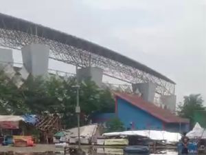 BPBD: Atap Stadion Wibawa Mukti yang Lepas Bangunan Lama, Tak Ada Korban BPBD: Atap Stadion Wibawa Mukti yang Lepas Bangunan Lama, Tak Ada Korban