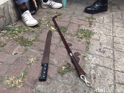 Ngeri! Pelajar Saling Serang di Sukabumi Pakai Cocor Bebek-Golok