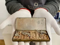 Wow! Pria Ini Temukan Cokelat 122 Tahun yang Terselip di Rumahnya