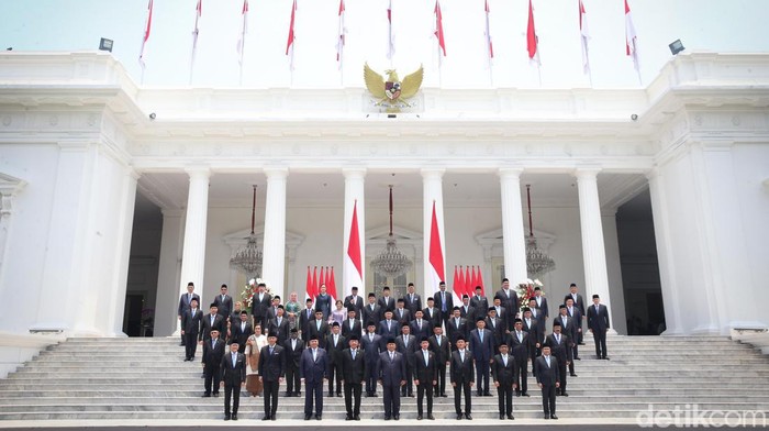 Foto Bersama Kabinet Merah Putih Presiden RI Prabowo Subianto bareng dengan Wapres RI Gibran Rakabuming Raka berfoto bareng dengan para Menteri Kabinet Merah Putih di Istana Merdeka, Jakarta, Senin (21/10/2024). Presiden Prabowo melantik 53 menteri dan kepala tubuh negara setingkat menteri dalam Kabinet Merah Putih periode 2024-2029.