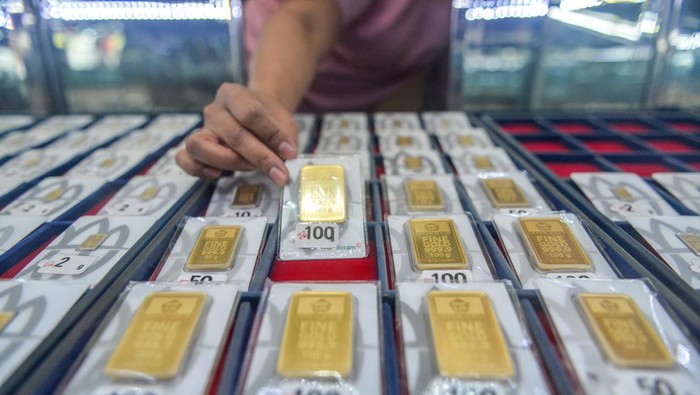 Pekerja menjelaskan emas Antam di Toko Emas Buana, Bandung, Jawa Barat, Senin (21/10/2024). Harga emas mencatatkan sejarah di dunia yang menembus level gres sebesar 2.700 dollar AS per troy ons pada 18 Oktober 2024 yang dipicu oleh panasnya perang di Timur Tengah. ANTARA FOTO/Raisan Al Farisi/nym.