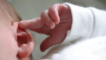 Bayi Laki-laki Ditemukan dalam Kardus di Lapangan Basket Bogor, Polisi Selidiki