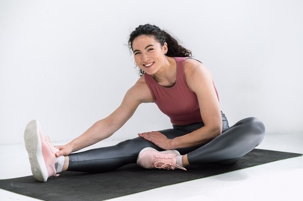 Ilustrasi perempuan stretching/Foto: Freepik.com/carlesmiro Strategi efektif untuk terhindar dari brainrot