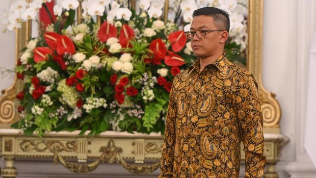 Sugiono berjalan saat dipanggil Presiden Prabowo Subianto dalam pengumuman jajaran menteri Kabinet Merah Putih di Istana Merdeka, Jakarta, Minggu (20/10/2024). Sugiono terpilih sebagai Menteri Luar Negeri dalam kabinet itu. ANTARA FOTO/Hafidz Mubarak A