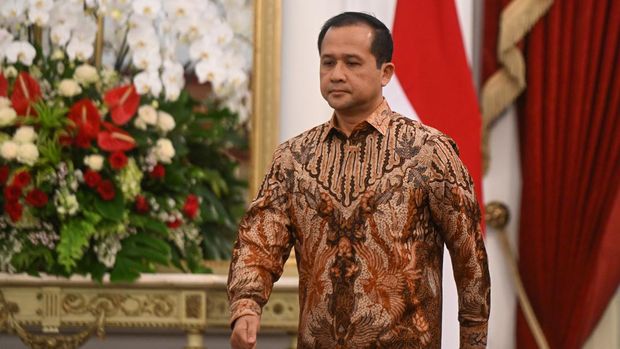 Iftitah Sulaiman berjalan saat dipanggil Presiden Prabowo Subianto dalam pengumuman jajaran menteri Kabinet Merah Putih di Istana Merdeka, Jakarta, Minggu (20/10/2024). Iftitah Sulaiman terpilih sebagai Menteri Transmigrasi dalam kabinet itu. ANTARA FOTO/Hafidz Mubarak A