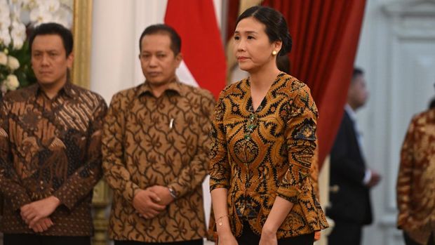 Veronica Tan (kanan) berdiri saat dipanggil Presiden Prabowo Subianto dalam pengumuman jajaran menteri Kabinet Merah Putih di Istana Merdeka, Jakarta, Minggu (20/10/2024). Veronica Tan terpilih sebagai Wakil Menteri Pemberdayaan Perempuan dan Perlindungan Anak (PPPA) dalam kabinet itu. ANTARA FOTO/Hafidz Mubarak A