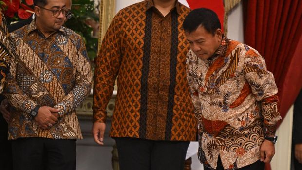 Letjen TNI Purn. Muhammad Herindra menunjukkan sikap hormat saat diundang Presiden Prabowo Subianto dalam pengumuman jajaran menteri Kabinet Merah Putih di Istana Merdeka, Jakarta, Minggu (20/10/2024). Muhammad Herindra terpilih sebagai Kepala BIN dalam kabinet itu. ANTARA FOTO/Hafidz Mubarak A