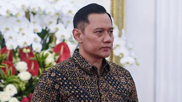 Agus Harimurti Yudhoyono berjalan saat dipanggil Presiden Prabowo Subianto dalam pengumuman jajaran menteri Kabinet Merah Putih di Istana Merdeka, Jakarta, Minggu (20/10/2024). Agus Harimurti Yudhoyono ditunjuk oleh Presiden Prabowo sebagai Menko Infrastruktur dan Pembangunan Kewilayahan.ANTARA FOTO/M Adimaja