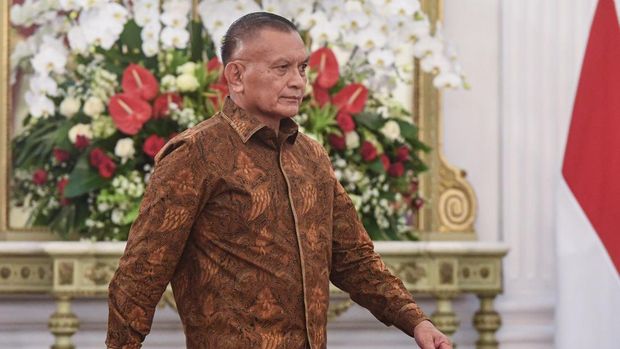 Lodewijk F Paulus berjalan saat dipanggil Presiden Prabowo Subianto dalam pengumuman jajaran menteri Kabinet Merah Putih di Istana Merdeka, Jakarta, Minggu (20/10/2024). Lodewijk F Paulus ditunjuk oleh Presiden Prabowo sebagai Wakil Menteri Koordinator Bidang Politik dan Keamanan.ANTARA FOTO/Muhammad Adimaja