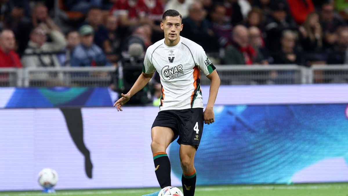 Kapten Venezia, Jay Idzes. (Foto: DeFodi Images via Getty Images/DeFodi Images)