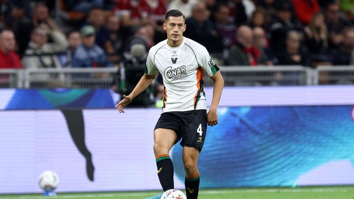 Milan, Italy - September 14: Jay Idzes of Venezia Fc controls the ball during the Serie A match between AC Milan and Venezia at Giuseppe Meazza on September 14, 2024 in Milan, Italy. (Photo by Sportinfoto/DeFodi Images via Getty Images)