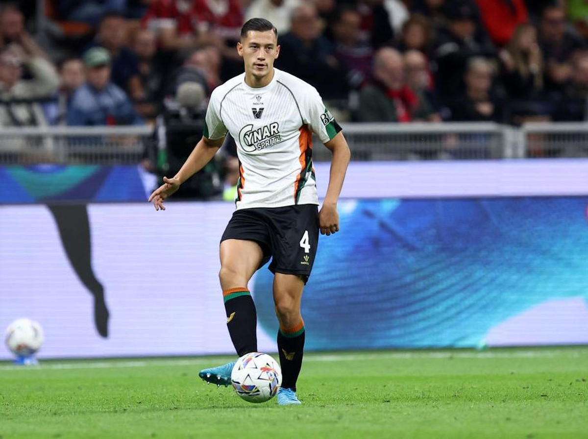 Jay Idzes tampil sip saat Venezia kalah dari Inter Milan, ini statistiknya. (Foto: DeFodi Images via Getty Images/DeFodi Images)