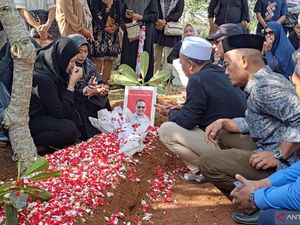 Jenazah Pilot SAM Air Kecelakaan di Gorontalo Dimakamkan di Tangerang Jenazah Pilot SAM Air Kecelakaan di Gorontalo Dimakamkan di Tangerang