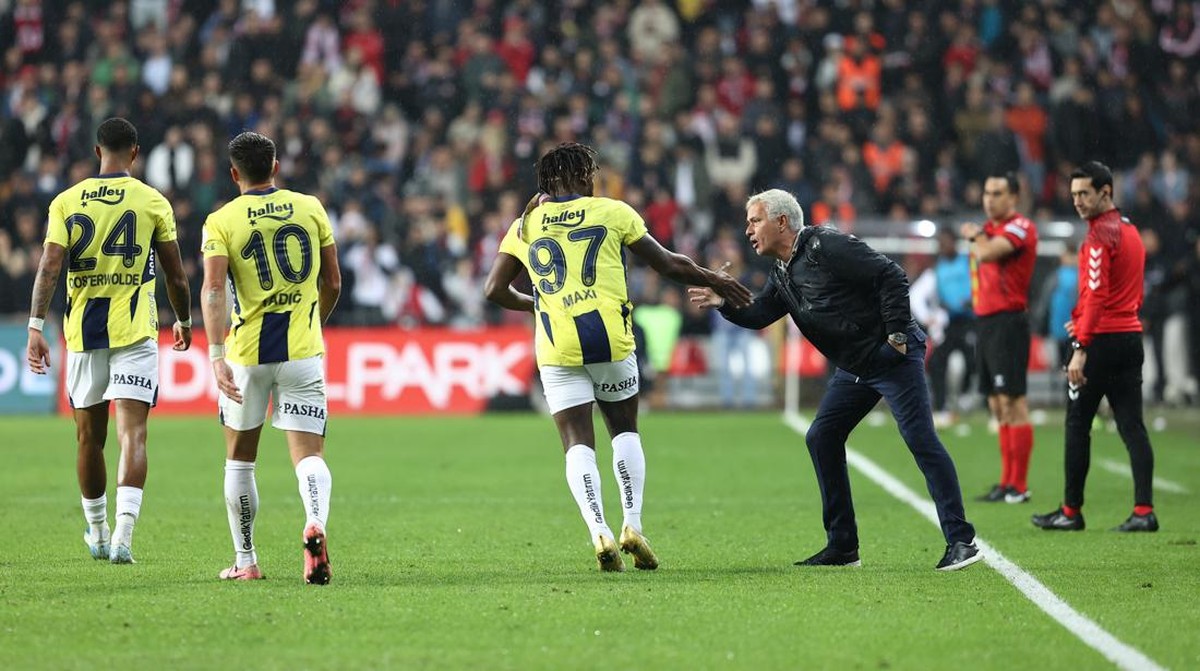 Jose Mourinho belum bisa membawa Fenerbahce bersaing musim ini. (Foto: Veysel Altun/Anadolu via Getty Images)
