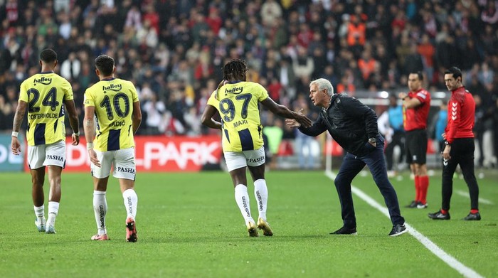 SAMSUN, TURKIYE - OCTOBER 20: Allan Saint-Maximin of Fenerbahce celebrates with his head coach Jose Mourinho (R) after scoring a goal during the Turkish Super Lig week 9 match between Samsunspor and Fenerbahce at 19 Mayis Stadium in Samsun, Turkiye on October 20, 2024. (Photo by Veysel Altun/Anadolu via Getty Images)