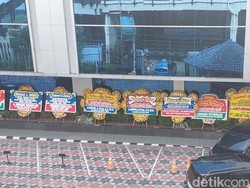 Banjir Karangan Bunga buat Nusron-Ossy di Kementerian ATR
