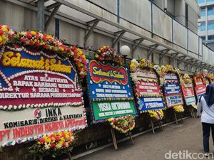 Karangan Bunga Berjejer di Kemenko PMK hingga Kemhub Usai Pelantikan Menteri