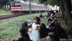 Ngadem Sambil Nonton Lalu-lalang KRL di RTH Tanah Kusir