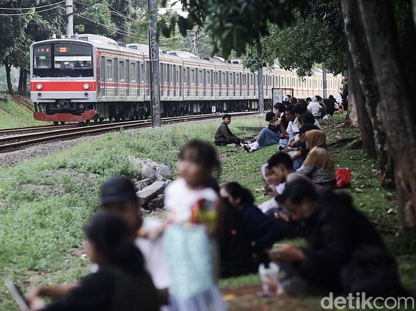 Ngadem Sambil Nonton Lalu-lalang KRL di RTH Tanah Kusir