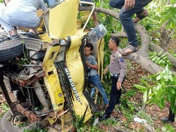 Truk Kecelakaan di Tangerang, Sopir Terjepit Dievakuasi Damkar