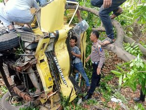 Truk Kecelakaan di Tangerang, Sopir Terjepit Dievakuasi Damkar Truk Kecelakaan di Tangerang, Sopir Terjepit Dievakuasi Damkar