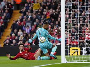 Curtis Jones Gampang Bobol Sanchez, Carra: Chelsea Harus Beli Kiper