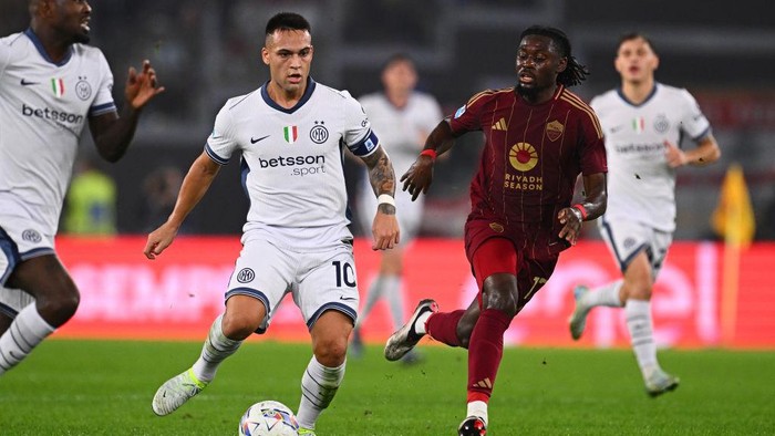 ROME, ITALY - OCTOBER 20: Lautaro Martinez of FC Internazionale in action during the Serie A match between AS Roma and FC Internazionale at Stadio Olimpico on October 20, 2024 in Rome, Italy. (Photo by Mattia Ozbot - Inter/Inter via Getty Images)