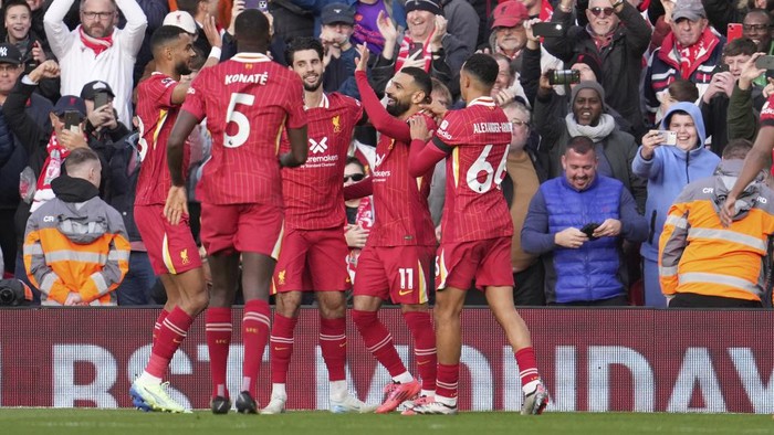 Liverpools Mohamed Salah, centre right, celebrates with teammates after scoring his sides opening goal during the English Premier League soccer match between Liverpool and Chelsea at Anfield Stadium, Liverpool, England, Sunday, Oct. 20, 2024. (AP Photo/Jon Super)