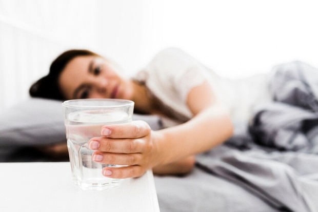 Minum air putih setelah bangun tidur/ Foto: Freepik/Freepik