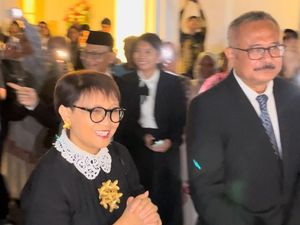 Momen Haru Sertijab, Menlu dan 3 Wamen Antar Retno Marsudi ke Mobil Momen Haru Sertijab, Menlu dan 3 Wamen Antar Retno Marsudi ke Mobil