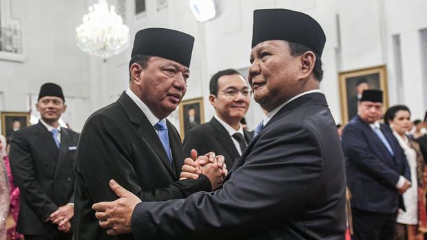 Presiden Prabowo Subianto (kanan) berjabat tangan dengan Menteri Koordinator Bidang Politik dan Keamanan Budi Gunawan (kiri) usai pelantikan menteri dan kepala lembaga tinggi negara Kabinet Merah Putih di Istana Negara, Jakarta, Senin (21/10/2024). Presiden Prabowo Subianto melantik 53 menteri dan kepala badan negara setingkat menteri dalam Kabinet Merah Putih periode 2024-2029. ANTARA FOTO/Hafidz Mubarak A/Lmo/nym.