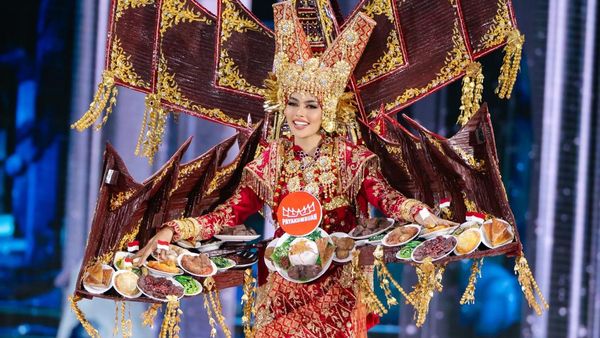 7 Foto Nova Liana Pamer Kostum Masakan Padang di Miss Grand International 2024