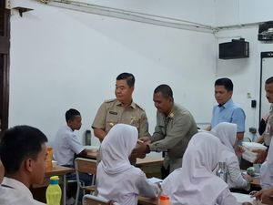 Pj Gubernur Teguh Tinjau Uji Coba Makan Bergizi Gratis di SMKN 26 Jaktim Pj Gubernur Teguh Tinjau Uji Coba Makan Bergizi Gratis di SMKN 26 Jaktim